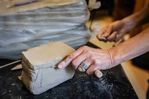 Warsztaty ceramiczne "Wzorzysty kafelek" - Uczestnicy warsztatów w trakcie pracy