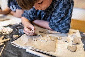 Warsztaty ceramiczne "Wzorzysty kafelek" - Uczestnicy warsztatów w trakcie pracy