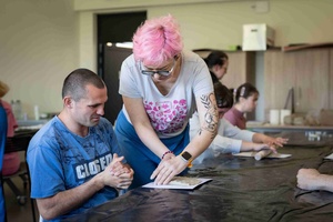 Warsztaty ceramiczne "Wzorzysty kafelek" - Uczestnicy podczas warsztatów wraz z prowadzącą Dorotą Omylską