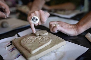 Warsztaty ceramiczne "Wzorzysty kafelek" - Uczestnicy podczas warsztatów