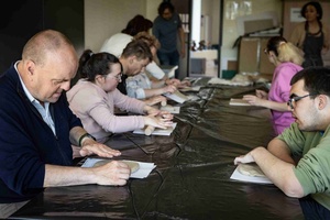 Warsztaty ceramiczne "Wzorzysty kafelek" - Uczestnicy podczas warsztatów