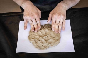 Warsztaty ceramiczne "Wzorzysty kafelek" - Uczestnicy podczas warsztatów