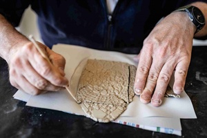 Warsztaty ceramiczne "Wzorzysty kafelek" - Uczestnicy podczas warsztatów