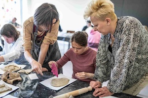 Warsztaty ceramiczne "Wzorzysty kafelek" - Uczestnicy podczas warsztatów wraz z prowadzącą Renatą Stadler