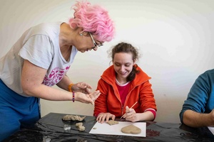 Warsztaty ceramiczne "Wzorzysty kafelek" - Uczestnicy podczas warsztatów wraz z prowadzącą Dorotą Omylską