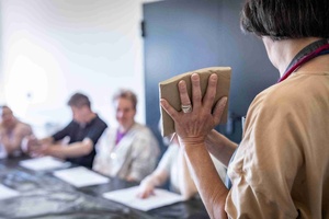 Warsztaty ceramiczne "Wzorzysty kafelek" - Uczestnicy podczas warsztatów