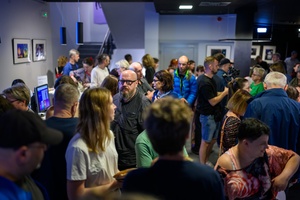 39. TNF: Dzień 5 (3.06.2025) - W hallu Marzenia widzowie w oczekiwaniu na wejście do sali kinowej