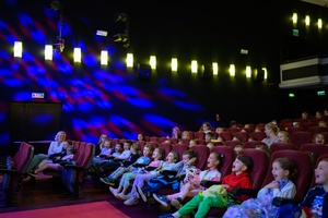 39. TNF: Dzień 5 (3.06.2025) - Najmłodsi widzowie siedzący w sali kina przed projekcją Filmów Młodego Widza