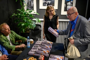 39. TNF: Dzień 5 (3.06.2025) - W hallu Marzenia Andrzej Bukowiecki przy pamiątkach przywiezionych do Tarnowa przez Waldemara Kuleja