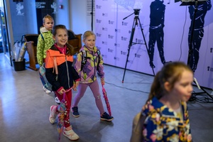 39. TNF: Dzień 5 (3.06.2025) - Najmłodsi widzowie przybywający do kina na projekcję Filmów Młodego Widza