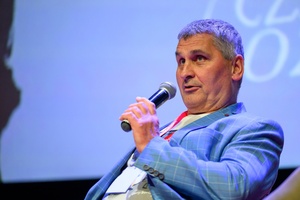 39. TNF: Dzień 5 (3.06.2025) - Na scenie Waldemar Kulej odpowiadający na pytanie podczas spotkania