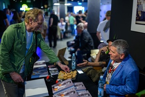 39. TNF: Dzień 5 (3.06.2025) - W hallu Marzenia Andrzej Chyra przy pamiątkach przywiezionych do Tarnowa przez Waldemara Kuleja