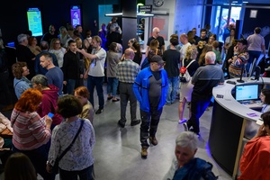 39. TNF: Dzień 5 (3.06.2025) - W hallu Marzenia widzowie w oczekiwaniu na wejście do sali kinowej