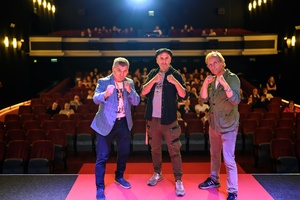 39. TNF: Dzień 5 (3.06.2025) - Na scenie Marzenia Waldemar Kulej, scenarzysta Rafał Lipski, aktor Andrzej Chyra, w tle siedząca tarnowska publiczność