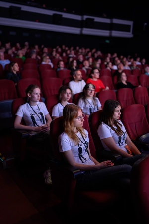 39. TNF: Dzień 5 (3.06.2025) - Festiwalowa publiczność siedząca w sali Marzenia w oczekiwaniu na seans