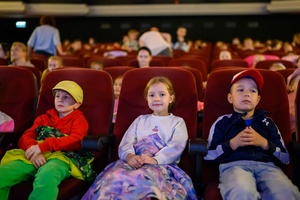 39. TNF: Dzień 5 (3.06.2025) - Najmłodsi widzowie siedzący w sali kina przed projekcją Filmów Młodego Widza