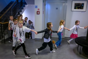 39. TNF: Dzień 5 (3.06.2025) - Najmłodsi widzowie przybywający do kina na projekcję Filmów Młodego Widza