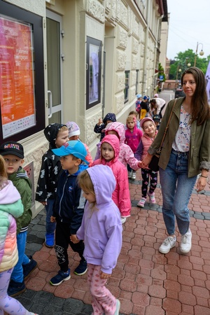 39. TNF: Dzień 5 (3.06.2025) - Najmłodsi widzowie przybywający do kina na projekcję Filmów Młodego Widza