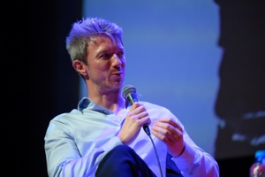 39. TNF: Dzień 5 (3.06.2025) - Na scenie Marzenia Artur Zaborski zadający pytanie twórcom filmu "Kulej. Dwie strony medalu"