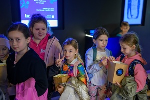 39. TNF: Dzień 5 (3.06.2025) - Najmłodsi widzowie w hallu kina przed projekcją Filmów Młodego Widza