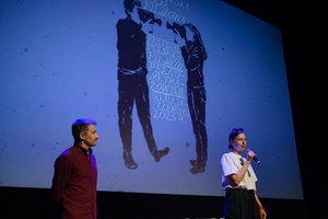 39. TNF: Dzień 6 (4.06.2025) - Na scenie Marzenia Kuba Armata, dyrektor artystyczny 39. TNF i reżyserka Monika Majorek zapraszający widzów na seans "Innego końca nie będzie"