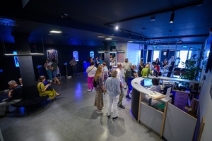 39. TNF: Dzień 6 (4.06.2025) - W hallu kina festiwalowicze w oczekiwaniu na wejście do sali kinowej na projekcję konkursową