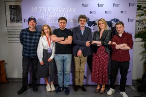 39. TNF: Dzień 6 (4.06.2025) - W hallu kina od lewej: Marcin Dorociński, Magdalena Piątek, Jan P. Matuszyński, Grzegorz Łoszewski, Dominika Dąbek, Kuba Armata