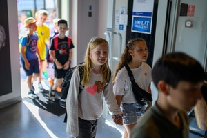 39. TNF: Dzień 6 (4.06.2025) - Młodzi widzowie przybywający do Marzenia przed przedpremierową projekcją filmu Tomasza Jurkiewicza "Skarbek i tajemnica magicznego sreberka"