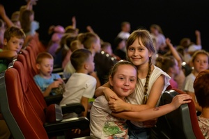 39. TNF: Dzień 6 (4.06.2025) - Młodzi widzowie w sali kinowej w interakcji podczas spotkania z twórcami filmu "Skarbek i tajemnica magicznego sreberka"