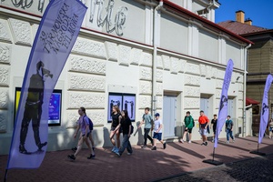 39. TNF: Dzień 6 (4.06.2025) - Młodzi widzowie przybywający do Marzenia przed przedpremierową projekcją filmu Tomasza Jurkiewicza "Skarbek i tajemnica magicznego sreberka"