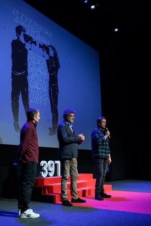 39. TNF: Dzień 6 (4.06.2025) - Na scenie Marzenia od lewej: Kuba Armata, scenarzysta Grzegorz Łoszewski, aktor Marcin Dorociński zapraszający widzów na projekcję filmu "Minghun"