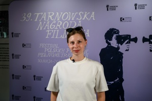 39. TNF: Dzień 6 (4.06.2025) - W hallu Marzenia reżyserka Monika Majorek na tle ścianki 39. TNF