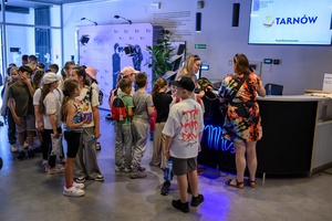 39. TNF: Dzień 6 (4.06.2025) - Młodzi widzowie w hallu kina przed przedpremierową projekcją filmu Tomasza Jurkiewicza "Skarbek i tajemnica magicznego sreberka"