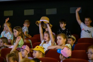 39. TNF: Dzień 6 (4.06.2025) - Młodzi widzowie w sali kinowej w interakcji podczas spotkania z twórcami filmu "Skarbek i tajemnica magicznego sreberka"