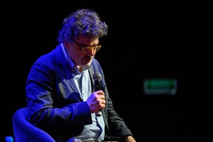 39. TNF: Dzień 6 (4.06.2025) - Na scenie Marzenia Grzegorz Łoszewski odpowiadający na pytanie podczas spotkania z widzami