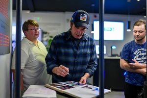 39. TNF: Dzień 6 (4.06.2025) - Marcin Dorociński składający fance swój autograf