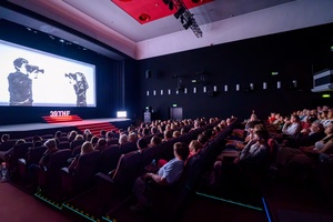 39. TNF: Dzień 6 (4.06.2025) - Widzowie w sali kinowej w oczekiwaniu na seans