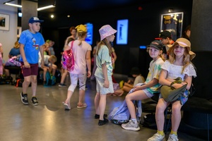 39. TNF: Dzień 6 (4.06.2025) - Młodzi widzowie w hallu kina przed przedpremierową projekcją filmu Tomasza Jurkiewicza "Skarbek i tajemnica magicznego sreberka"