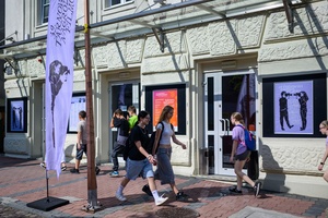 39. TNF: Dzień 6 (4.06.2025) - Młodzi widzowie przybywający do Marzenia przed przedpremierową projekcją filmu Tomasza Jurkiewicza "Skarbek i tajemnica magicznego sreberka"