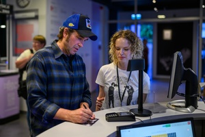 39. TNF: Dzień 6 (4.06.2025) - Marcin Dorociński składający fance swój autograf