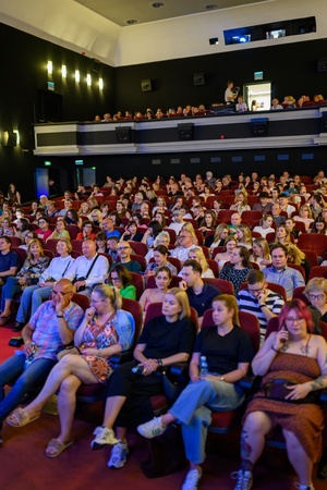 39. TNF: Dzień 6 (4.06.2025) - Widzowie w sali kinowej w oczekiwaniu na seans