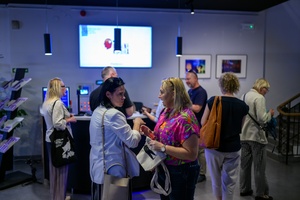 39. TNF: Dzień 7 (5.06.2025) - Festiwalowa publiczność w hallu kina w oczekiwaniu na projekcję konkursową