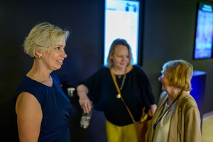 39. TNF: Dzień 7 (5.06.2025) - Festiwalowa publiczność w hallu kina w oczekiwaniu na projekcję konkursową