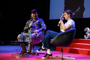 39. TNF: Dzień 7 (5.06.2025) - Na scenie Marzenia reżyserka "To nie mój film" Marią Zbąską, odpowiadającą na zadane pytanie przez prowadzącego spotkanie Ryszarda Jaźwińskiego