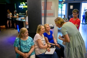 39. TNF: Dzień 7 (5.06.2025) - Festiwalowa publiczność w hallu kina w oczekiwaniu na projekcję konkursową