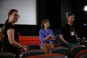 39. TNF: Dzień 7 (5.06.2025) - Spotkanie z twórcami filmów krótkometrażowych po projekcji w Marzeniu. Od prawej: Tomasz Stochniał, scenarzysta filmu "Siła oporu", Natalia Nylec, reżyserka filmu "Fiber" i prowadząca spotkanie z młodzieżą edukatorka z ZEF Kaja Łuczyńska