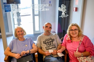 39. TNF: Dzień 7 (5.06.2025) - Festiwalowa publiczność w hallu kina w oczekiwaniu na projekcję konkursową