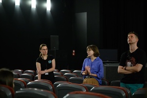 39. TNF: Dzień 7 (5.06.2025) - Spotkanie z twórcami filmów krótkometrażowych po projekcji w Marzeniu. Od prawej: Tomasz Stochniał, scenarzysta filmu "Siła oporu", Natalia Nylec, reżyserka filmu "Fiber" i prowadząca spotkanie z młodzieżą edukatorka z ZEF Kaja Łuczyńska