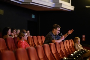 39. TNF: Dzień 7 (5.06.2025) - W sali kinowej festiwalowicze zadający pytania reżyserce "To nie był film"