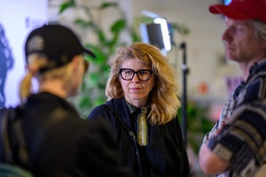 39. TNF: Dzień 7 (5.06.2025) - W hallu Marzenia na pierwszym planie przewodnicząca Jury 39. TNF Anna Jadowska w rozmowie z członkami jury